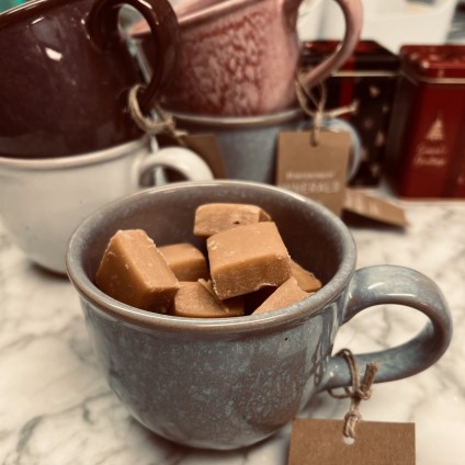 Cup filled with 200 g Vanilla Fudge