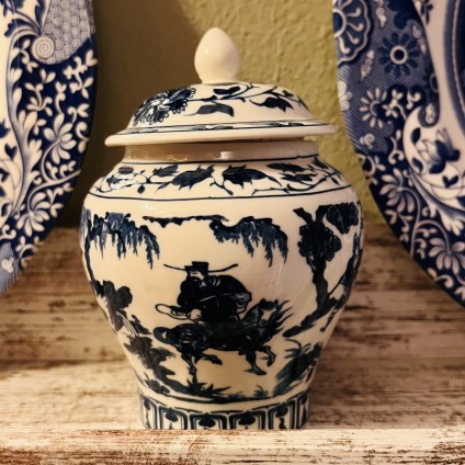 Blue and white porcelain tea jar