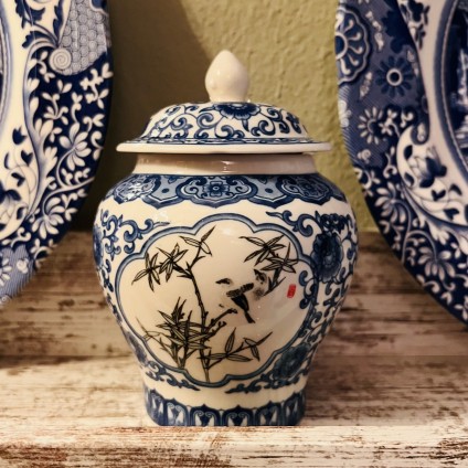 Blue and white porcelain tea jar