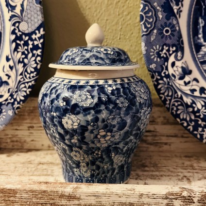 Blue and white porcelain tea jar